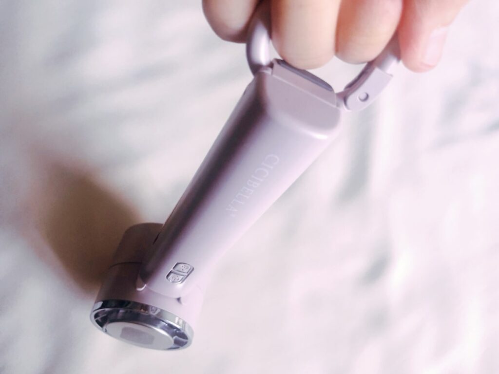 カラビナを持って吊り下げたところ