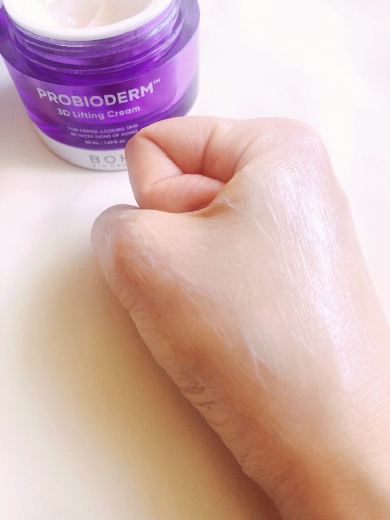 クリームを肌に伸ばした所、なじみ。