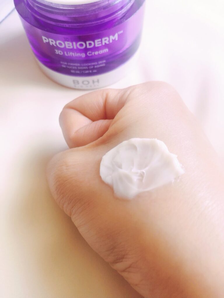 クリームを手に取った所、量感。