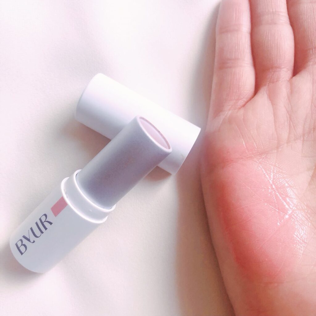 バイユアグロースティック　手に塗ったスウォッチ