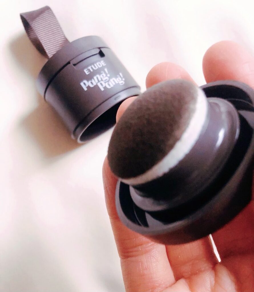 何回か使用後のパフを手に持った所