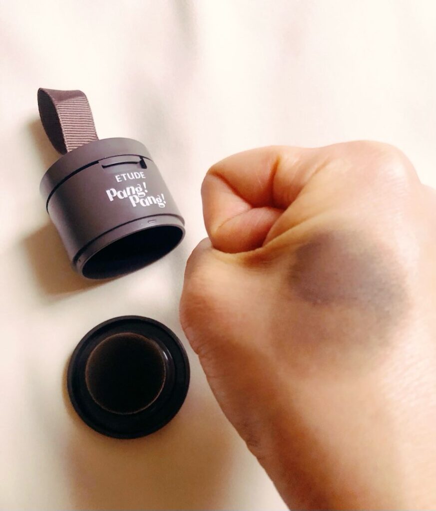 手の甲に出したスウォッチ