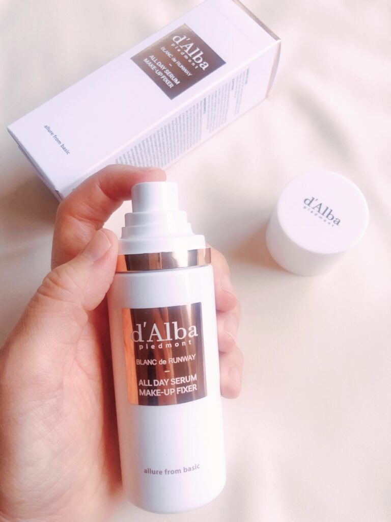 d'Alba ダルバ オールデイセラムメイクアップフィクサー ミストを押そうと手で持っているところ