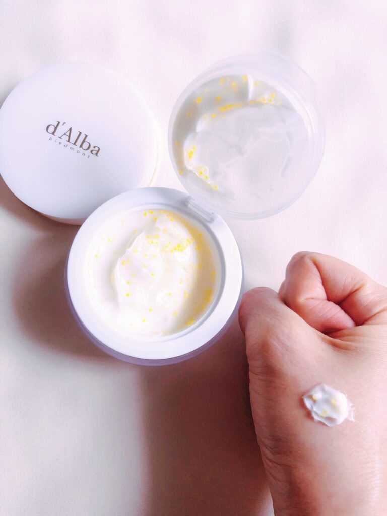 d'Alba ダルバ ビタトーニングカプセルクリーム 手に取ったところ