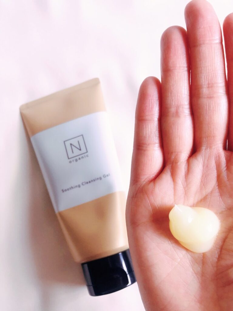 N organic Basic スージング クレンジングジェル 手の上にクレンジングを出したところ