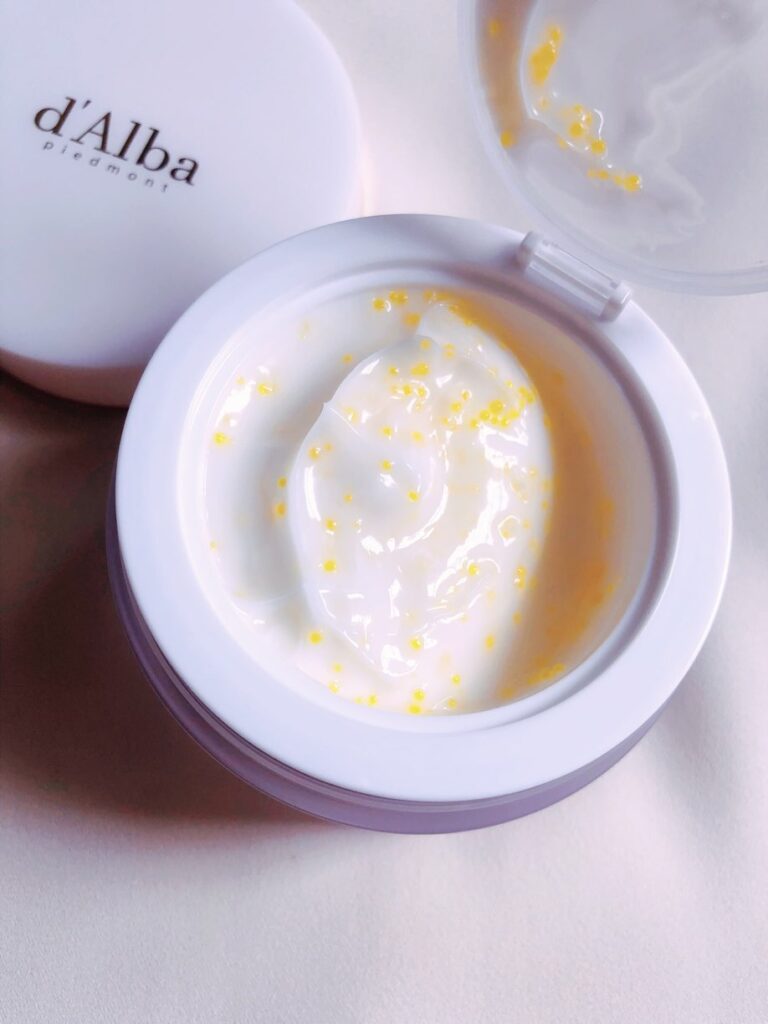 d'Alba ダルバ ビタトーニングカプセルクリーム 内蓋を開けて中身のテクスチャーが見えるところ