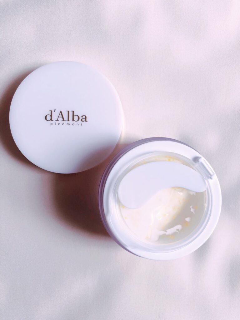 d'Alba ダルバ ビタトーニングカプセルクリーム 蓋を開けてスパチュラが乗っているところ
