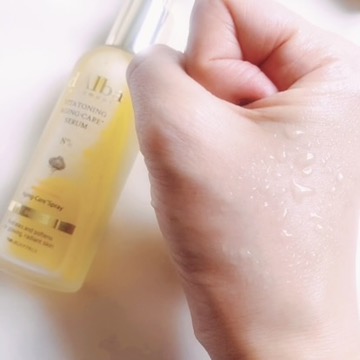 d'Alba ビタトーニングエイジングケアスプレーセラム8% 手に吹き付けたところ