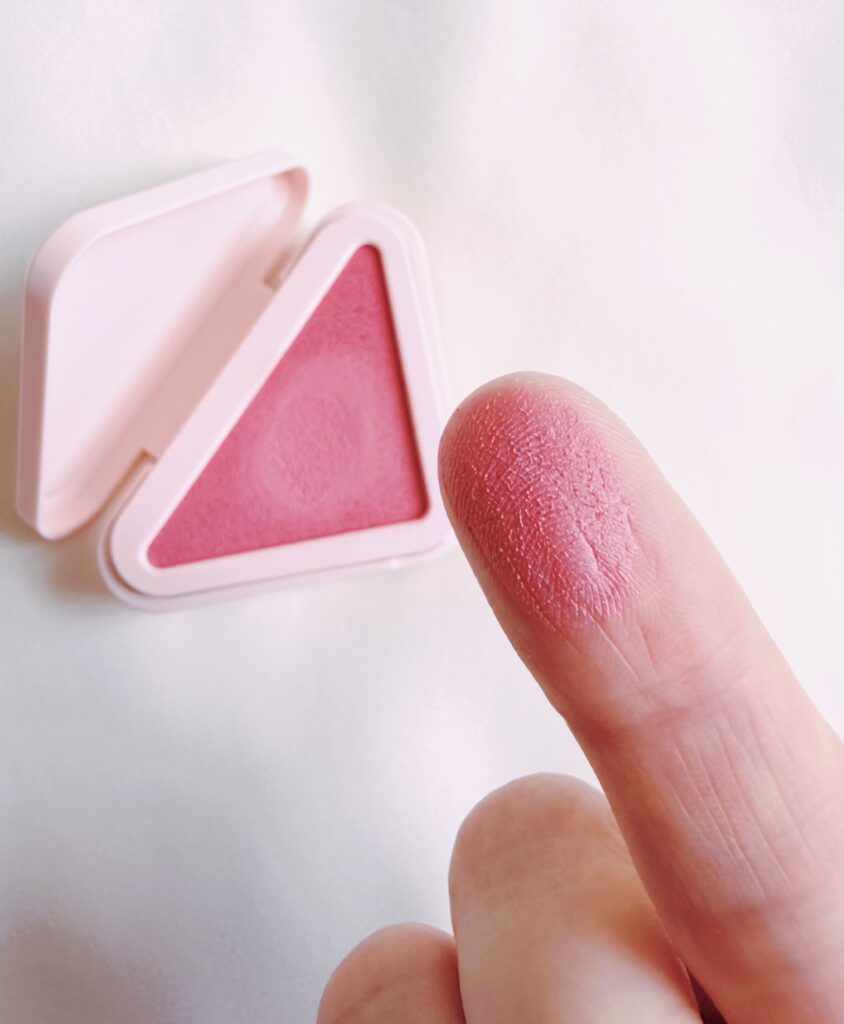 PRADA BEAUTY プラダ タッチ 075 チューリップ 指で少し取ってみたところ