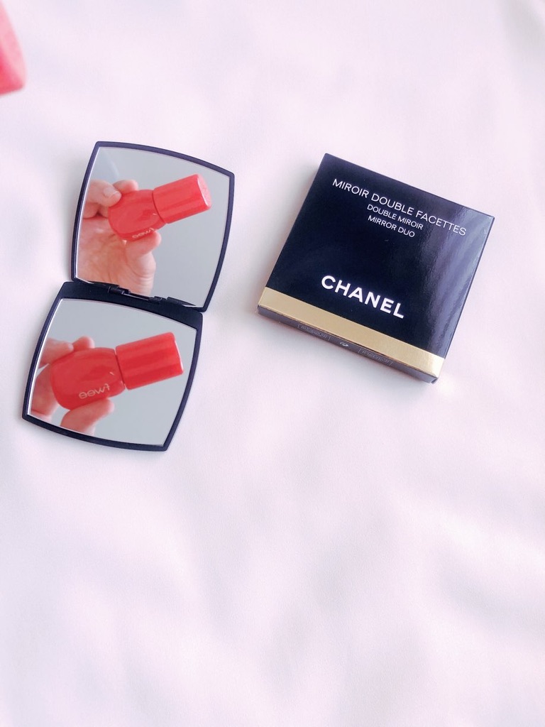 CHANEL ミロワール ドゥーブル ファセット 開けた両面にリップグロスを写してみたところ