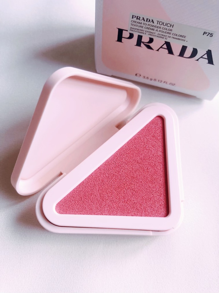 PRADA BEAUTY プラダ タッチ 075 チューリップ 開けて中身が見えるところ