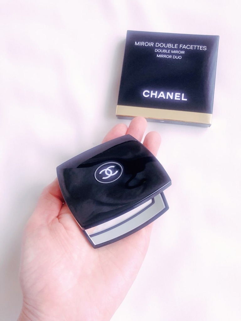 CHANEL ミロワール ドゥーブル ファセット 手にのせて少し開けたところ
