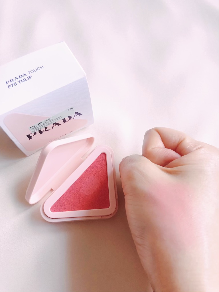 PRADA BEAUTY プラダ タッチ 075 チューリップ 手の甲に伸ばしたところ