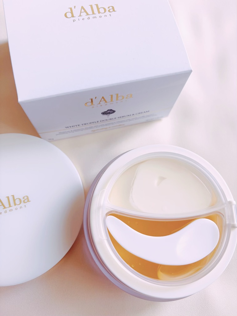 d'Alba ホワイトトリュフ ダブル セラム＆クリーム　外蓋を開けて、内蓋上にスパチュラが乗っているところ