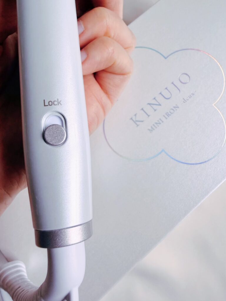 KINUJO 絹女 MINI IRON deux(ミニアイロン ドゥー)後ろのロックボタンのアップ