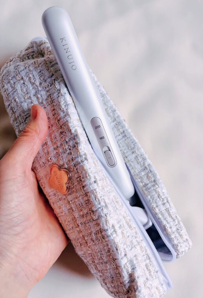 KINUJO 絹女 MINI IRON deux(ミニアイロン ドゥー)付属の耐熱ポーチに入れて手で持ったところ